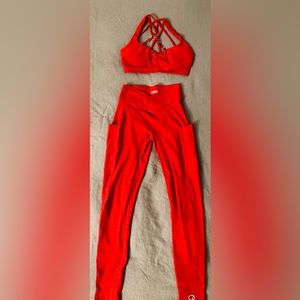 Bombshell workout set with scrunch leggings to accentuate the 🍑! Soft fabric.